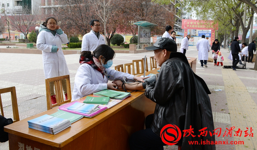 渭南市大型广场义诊服务。记者许艾学 摄