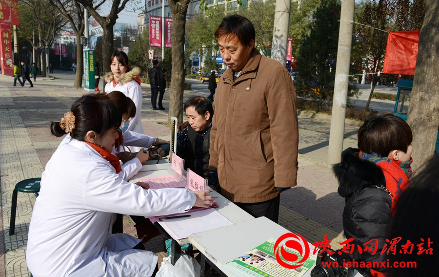 渭南市大型广场义诊服务。记者许艾学 摄