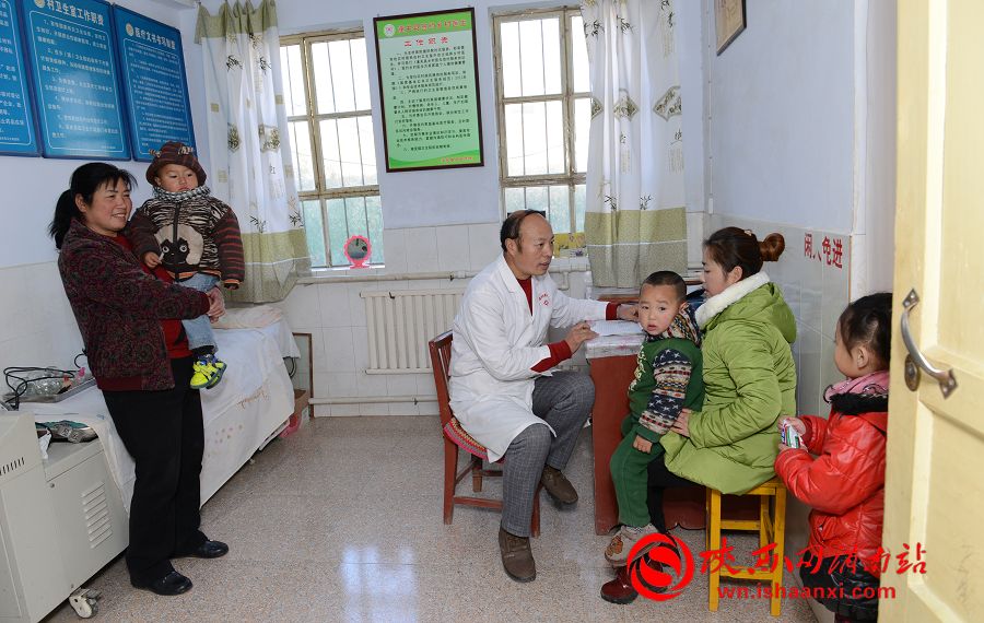 陕西网渭南站记者见到了正坐着给孩子听诊的刘永生，眼前这位头发有些谢顶，50多岁的大个子，正细心地安抚孩子的情绪。记者杨青山 摄