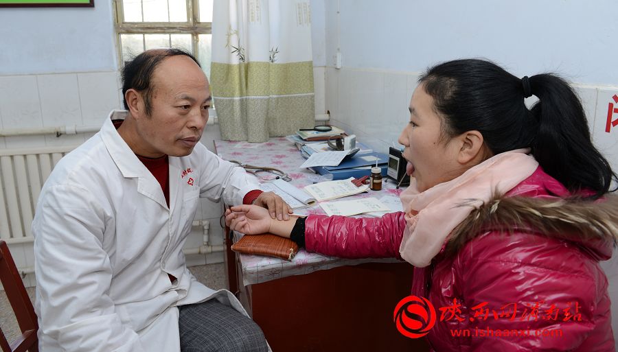 图为刘永生正在坐诊。记者杨青山 摄