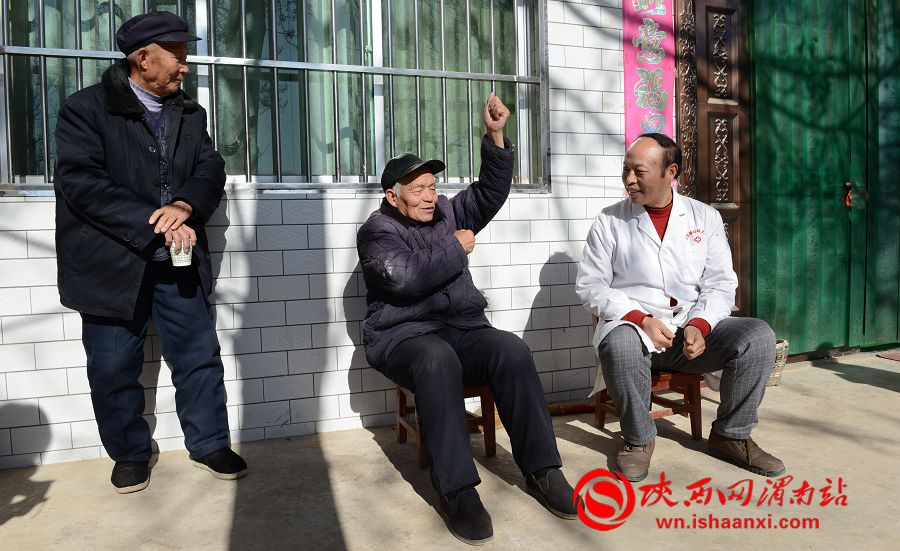 村民向陕西网渭南站记者演示刘永生教给他的八穴保健操。记者杨青山 摄