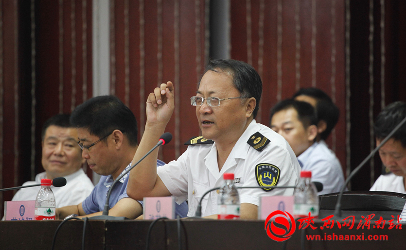 渭南市卫生监督所所长范鸿翔对比赛人员提出参赛要求。记者 赵雷 摄