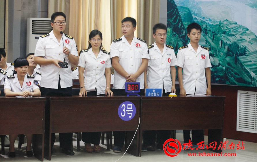 7月20日下午，渭南市卫生计生监督技能竞赛（预赛）在潼关县举行，区县参赛队员回答主持人提出的问题 记者 赵雷摄 