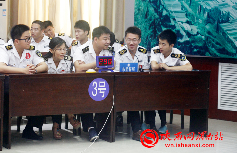 7月20日下午，渭南市卫生计生监督技能竞赛（预赛）在潼关县举行，区县参赛队员回答主持人提出的问题 记者 赵雷摄 
