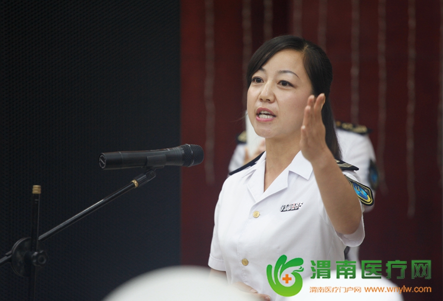 合阳县卫生监督所6号选手雷李玮上台，演讲的题目是《我们光荣 因为我们是人民的健康卫士》 记者 赵雷 刘璐瑶摄