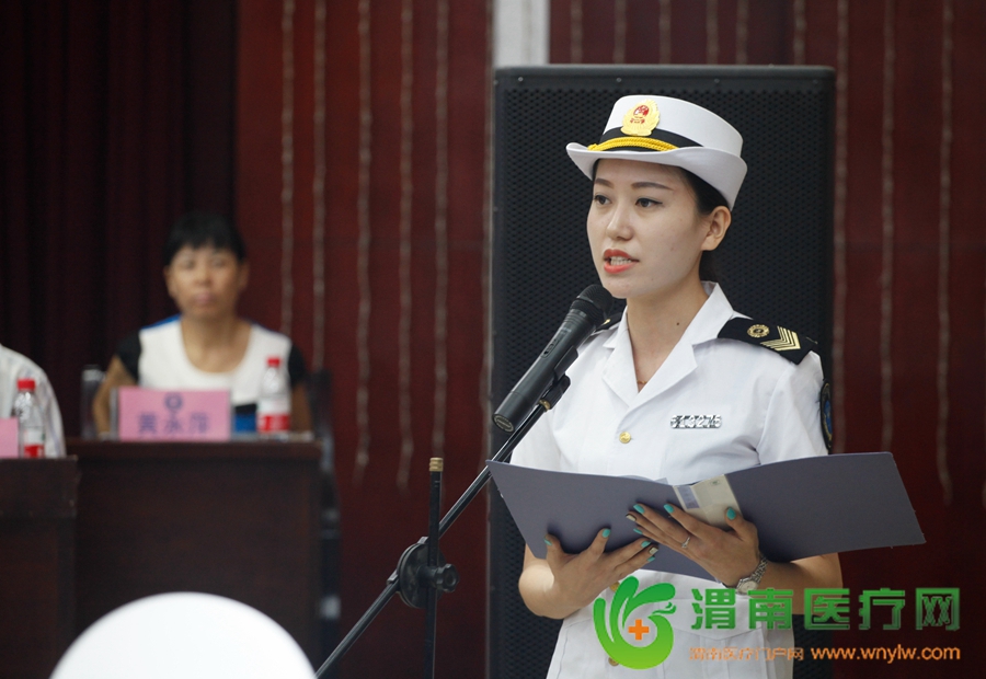 华阴市卫生监督所10号选手芦洋上台，演讲的题目是《平凡的岗位 一生的事业》 记者 赵雷 刘璐瑶摄 