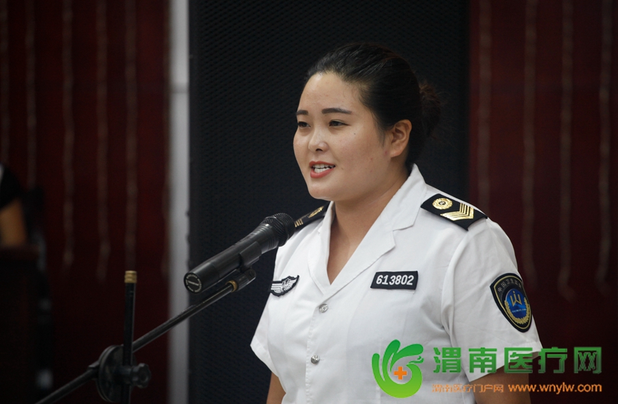蒲城县卫生监督所9号选手王元琳上台，演讲的题目是《践行群众路线 当好健康卫士》 记者 赵雷 刘璐瑶摄