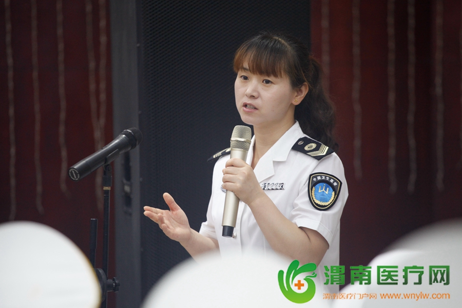 潼关县卫生监督所2号选手徐琳琳上台，演讲的题目是《我自豪 我是一名卫生监督员》 记者 赵雷 刘璐瑶摄 