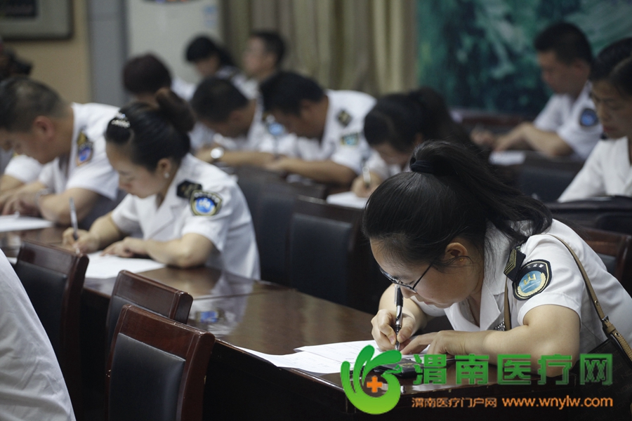 7月21日晚7时许，卫生计生执法人员参加模拟执法竞赛考试现场 记者 赵雷 刘璐瑶摄