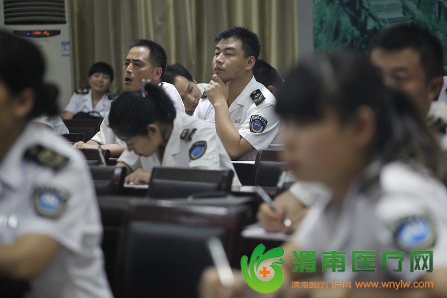 7月21日晚7时许，卫生计生执法人员参加模拟执法竞赛考试现场 记者 赵雷 刘璐瑶摄
