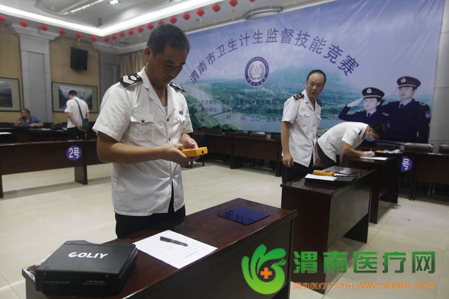 7月22日上午，执法人员参与卫生应急竞赛检测项目 记者 赵雷 刘璐瑶摄