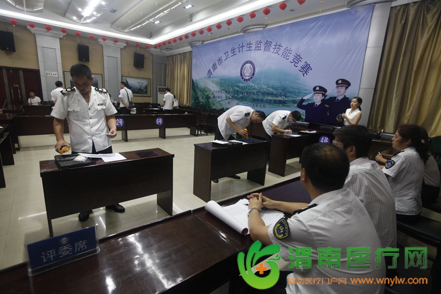 7月22日上午，执法人员参与卫生应急竞赛检测项目 记者 赵雷 刘璐瑶摄