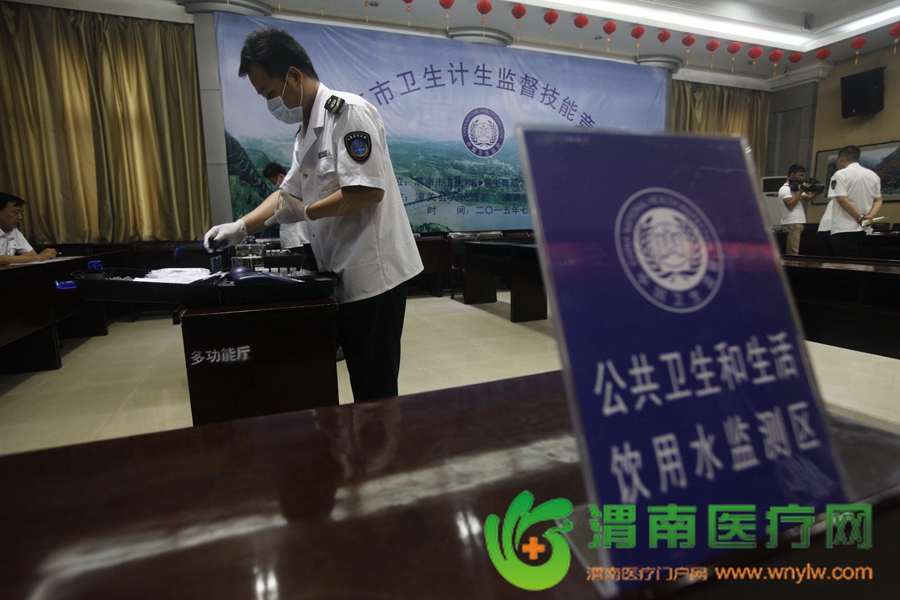 7月22日上午8时许，执法人员参加公共卫生监督和生活饮用水卫生监督测试 记者 赵雷 刘璐瑶摄