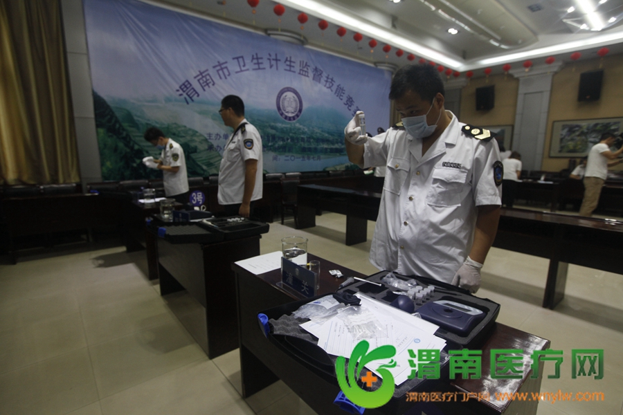 7月22日上午8时许，执法人员参加公共卫生监督和生活饮用水卫生监督测试 记者 赵雷 刘璐瑶摄
