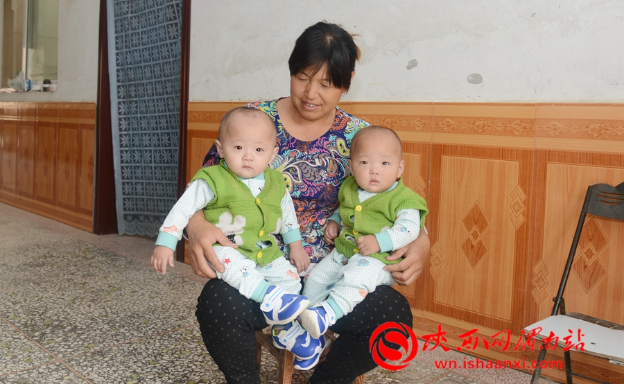 9月16日，渭南市妇联携陕西旗帜乳品看望经开区龙背镇段刘村东组三胞胎家庭，为三胞胎送去奶粉和玩具等用品。记者 许艾学 摄