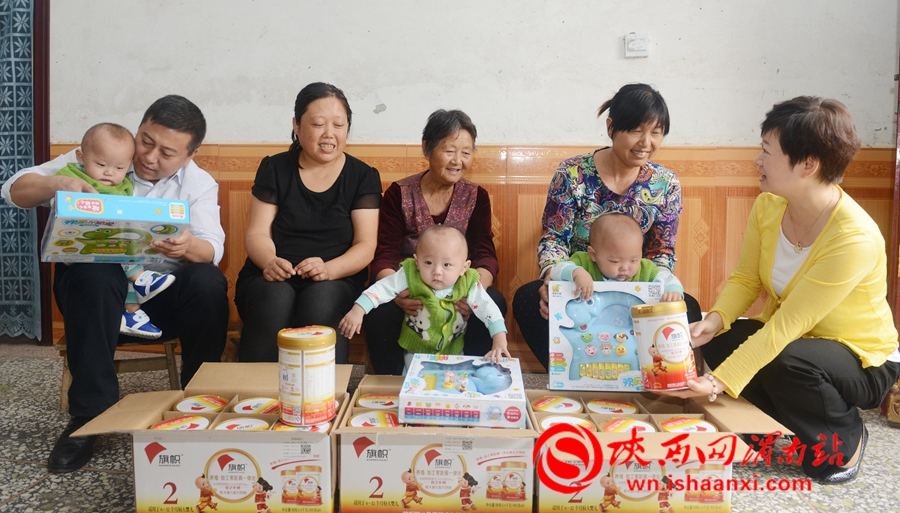 9月16日，渭南市妇联携陕西旗帜乳品看望经开区龙背镇段刘村东组三胞胎家庭，为三胞胎送去奶粉和玩具等用品。记者 许艾学 摄
