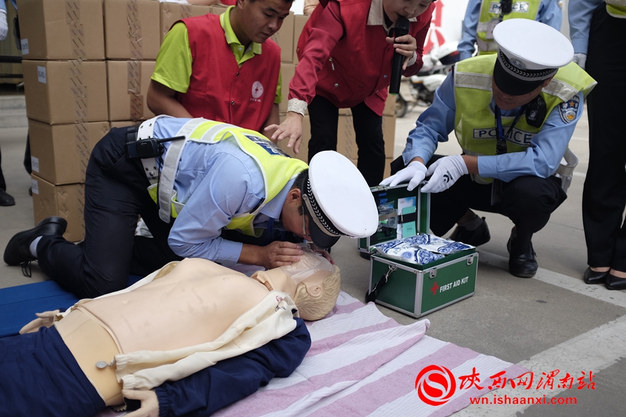 9月23日下午2时许，在渭南市公安局交警支队临渭区交警大队，交警在医护人员的指导下，对“患者”做人工呼吸。 记者 赵雷摄 