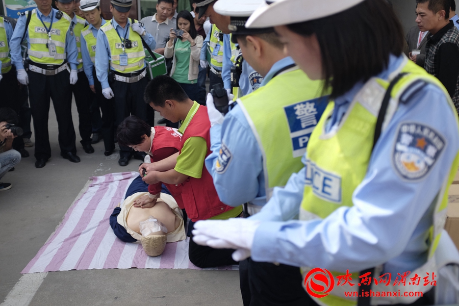 9月23日下午2时许，在渭南市公安局交警支队临渭区交警大队，交警在医护人员的指导下，对“患者”做心肺复苏。 记者 赵雷摄 