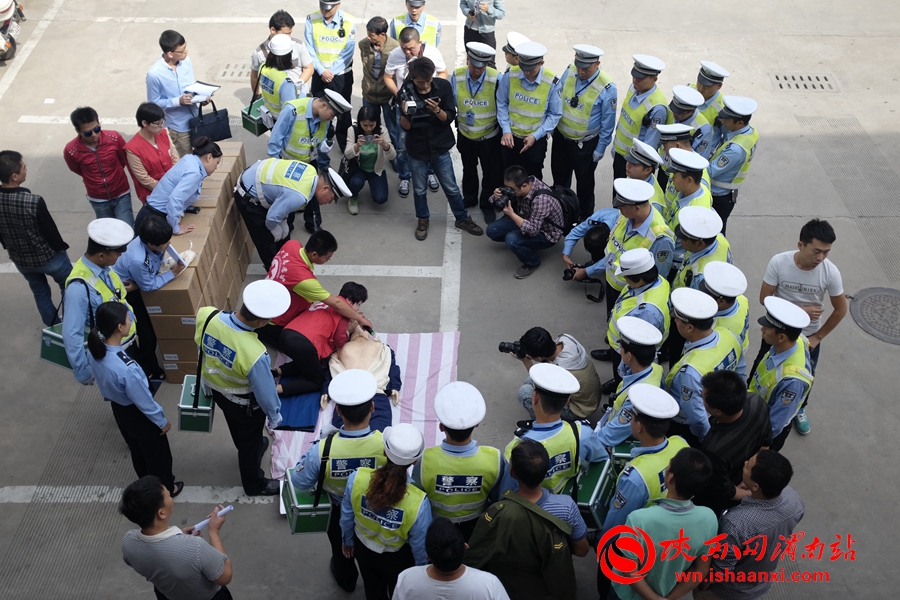 9月23日下午2时许，在渭南市公安局交警支队临渭区交警大队，交警在医护人员的指导下，对“患者”做人工呼吸。 记者 赵雷摄 