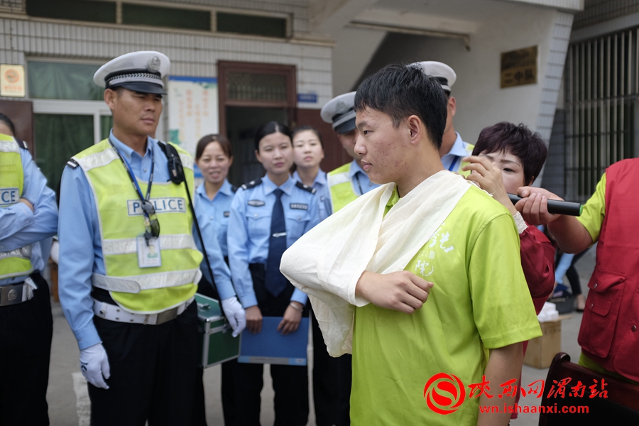 9月23日下午2时许，在渭南市公安局交警支队临渭区交警大队，红十字会医护人员现场教交警如何包扎伤者。 记者 赵雷摄 
