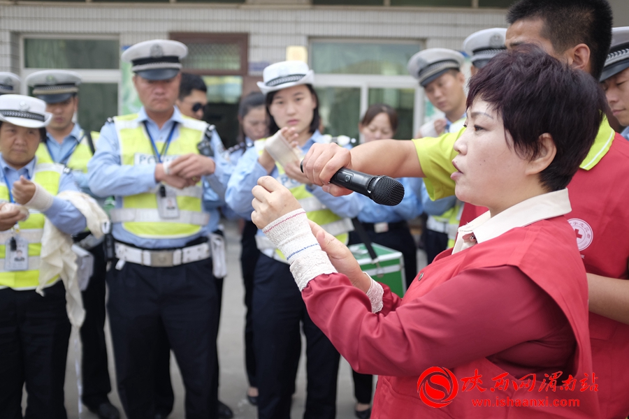 9月23日下午2时许，在渭南市公安局交警支队临渭区交警大队，红十字会医护人员现场教交警如何包扎伤者。 记者 赵雷摄 