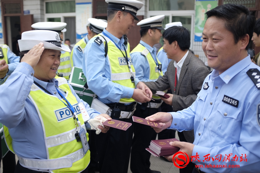 首批50名交警获得现场救护资格证。 记者 赵雷摄 