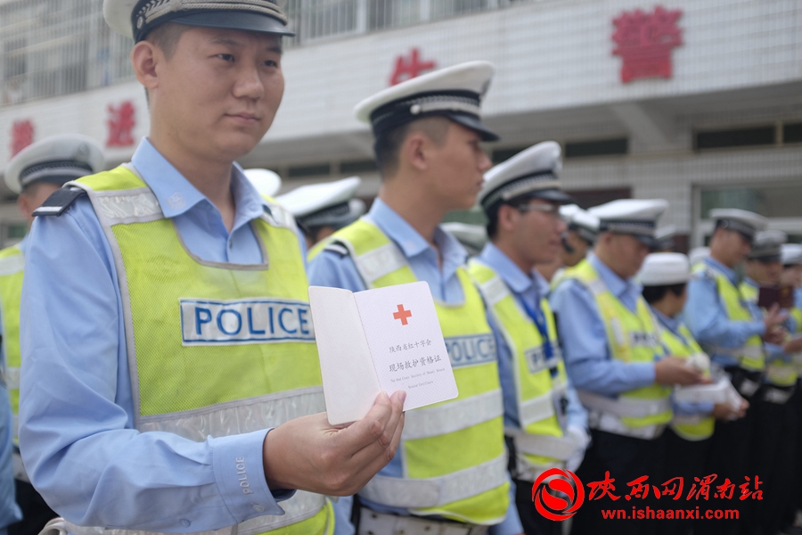 首批50名交警获得现场救护资格证。 记者 赵雷摄 