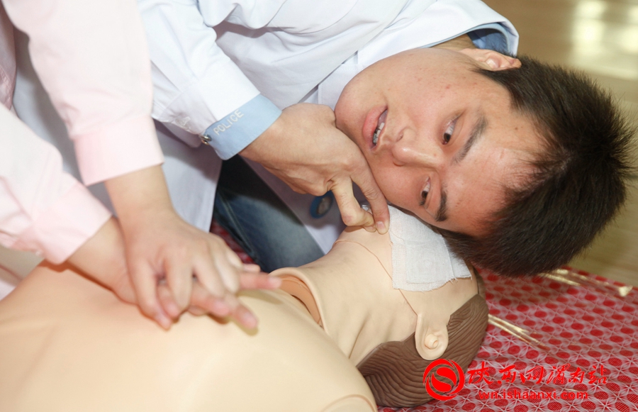 10月14日下午3时，2015年心肺脑复苏技能大赛在渭南市妇幼保健医院举行。图为：参赛医护人员为“病人”正在进行抢救。   记者  赵雷  实习记者  韩梦姣