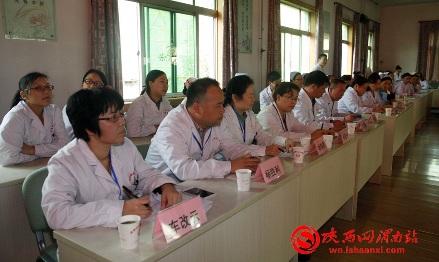 10月14日下午3时，2015年心肺脑复苏技能大赛在渭南市妇幼保健医院举行，医院工作人员为参赛选手进行打分。   记者  赵雷  实习记者  韩梦姣