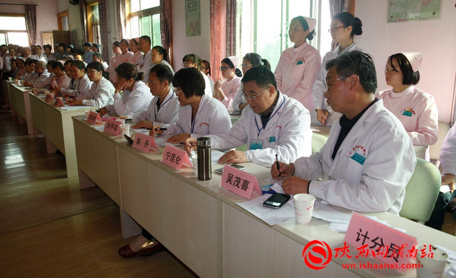 10月14日下午3时，2015年心肺脑复苏技能大赛在渭南市妇幼保健医院举行，医院工作人员为参赛选手进行打分。   记者  赵雷  实习记者  韩梦姣
