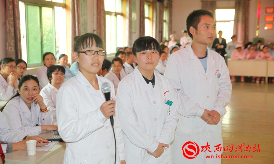 10月14日下午3时，2015年心肺脑复苏技能大赛在渭南市妇幼保健医院举行。图为：参赛医护人员进行知识问答比赛。   记者  赵雷  实习记者  韩梦姣