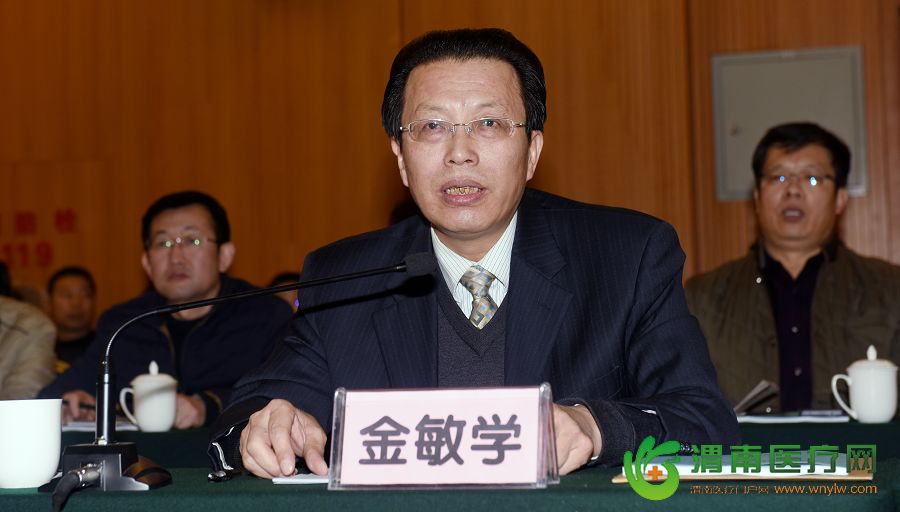 渭南市卫计局局长金敏学汇报了渭南市2015年度卫生计生目标责任完成情况。记者 杨青山 摄
