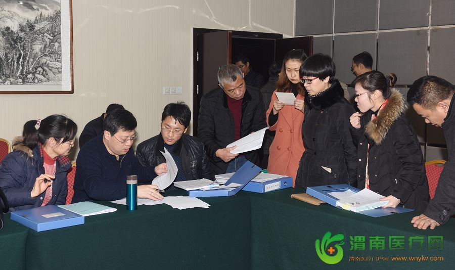 会前，省计划生育工作领导小组和医药卫生体制改革领导小组对渭南市2015年度卫生计生目标责任完成情况进行考核评价。记者 杨青山 摄