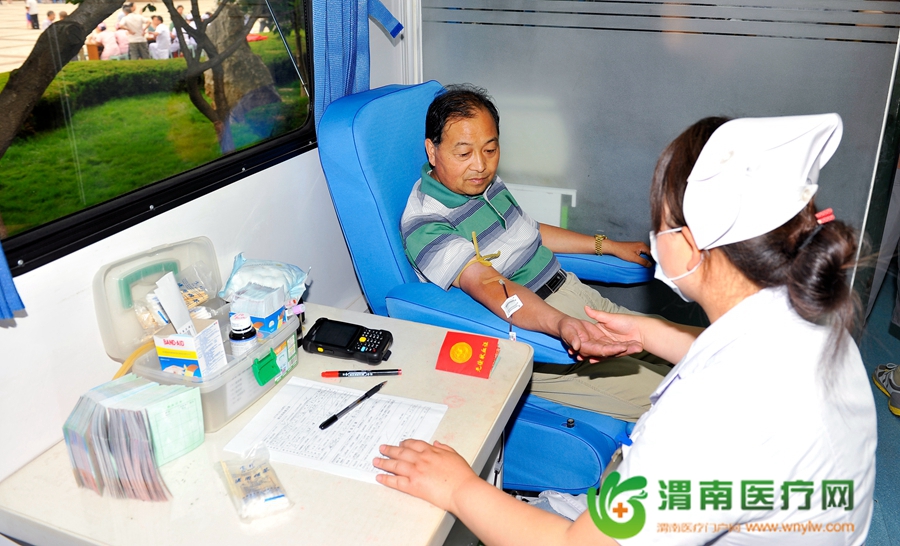 在活动现场，凭渭南市无偿献血证可领取纪念品，用来答谢无偿献血者。记者 王梦 摄