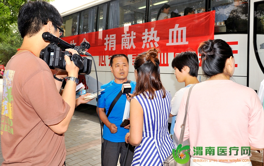 49岁的无偿献血者段清华接受记者采访。记者 王梦 摄