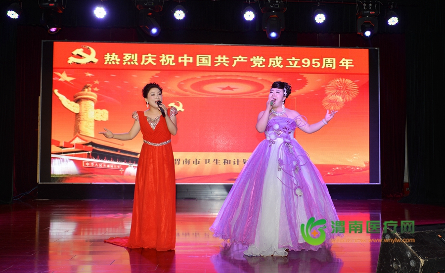 李英、姜永华带来女声二重唱《阳光乐章》。记者 许艾学 王梦 摄