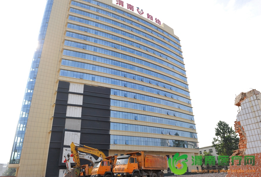 7月31日上午，渭南市妇幼保健院在原门诊楼前举行了市妇幼院门急诊综合楼项目开工仪式。记者 王梦 摄