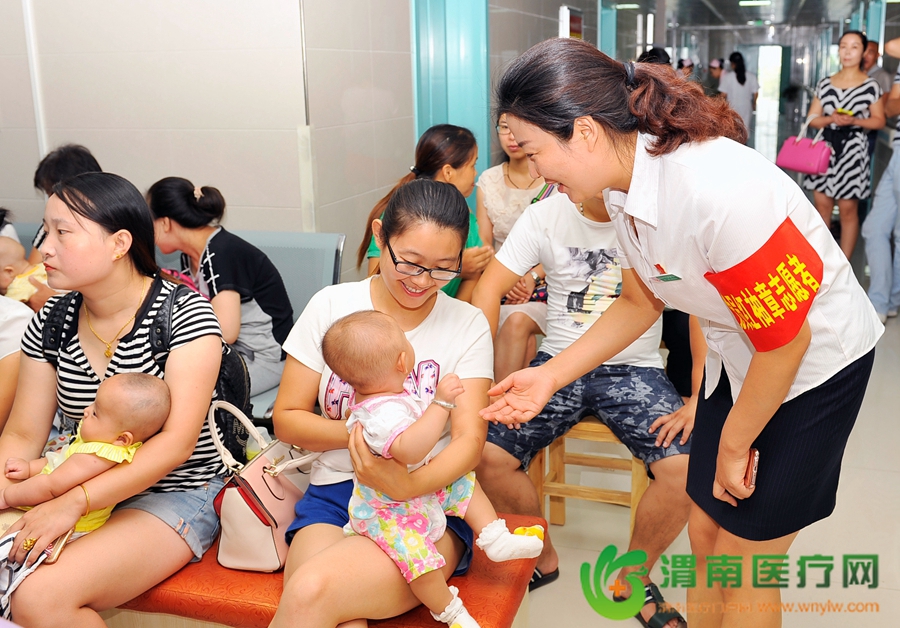当日，为推动2016“妇幼健康中国行”活动的开展，在市儿童医院四楼还举行了育儿知识专题讲座和专科门诊免费义诊活动。记者 王梦 摄