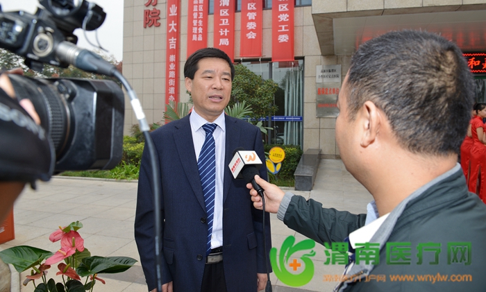 仪式结束后，市二院院长徐兆宏接受媒体采访。记者 许艾学 摄
