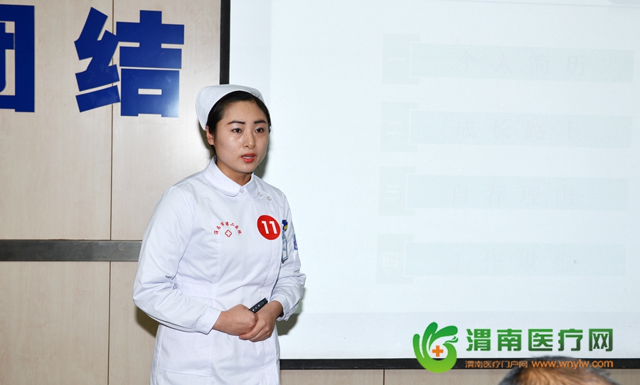 参赛者杨珍珍演讲《坚持不懈 勇往前行》。记者 许艾学 摄