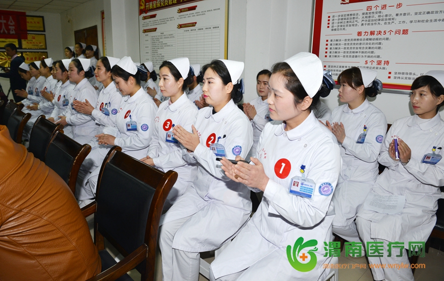 参会人员认真听取了参加比赛的11名护理人员的激情演讲。记者 许艾学 摄