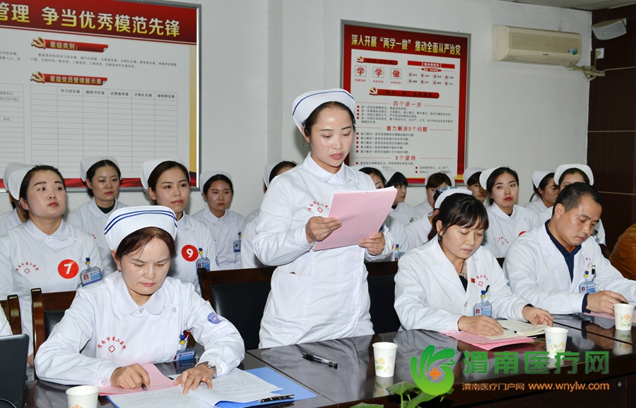 眼科护士长刘艳宣读比赛成绩。记者 许艾学 摄
