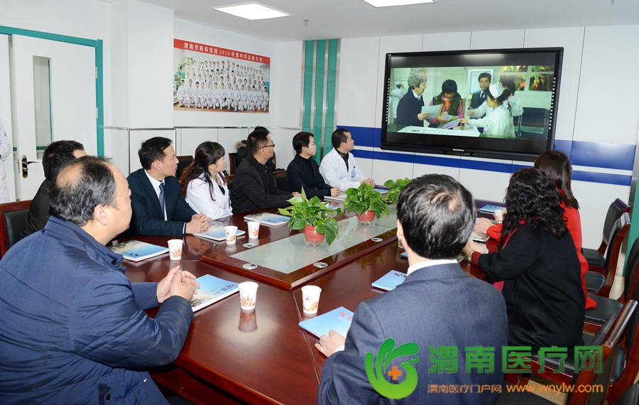仪式结束之后，闫殿杰，冯晓峰在徐兆宏等的陪同下，对新搬迁的渭南市眼科医院进行了参观并进行了座谈。记者 许艾学 摄