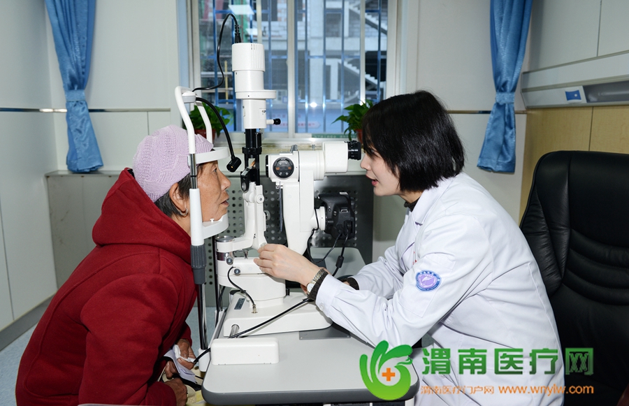 渭南市眼科医院医生正在为患者就诊。记者 许艾学 摄