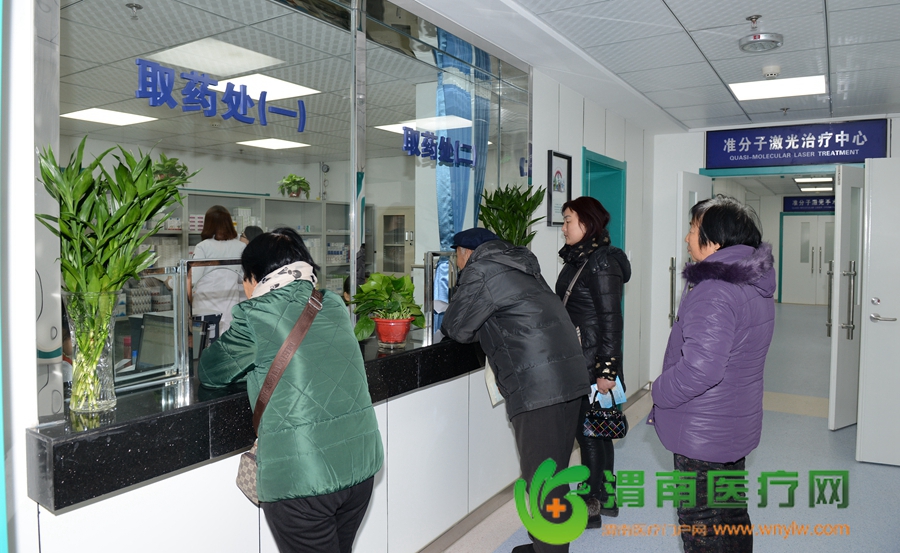 26日上午，渭南市眼科医院就诊患者络绎不绝。记者 许艾学 摄