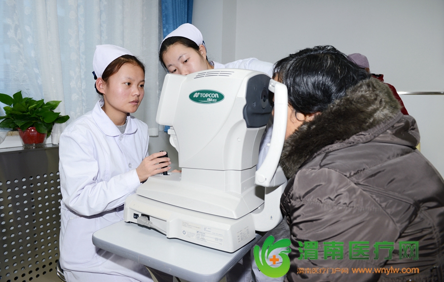 渭南市眼科医院医生正在为患者就诊。记者 许艾学 摄