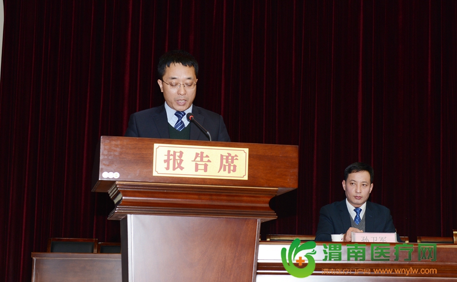 市二院副院长吴农田宣读了《关于表彰2016年度先进科室、先进工作者的决定》。记者 许艾学 摄