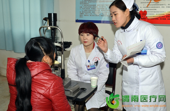 医护人员为村民检查眼睛。记者 杨大君 摄