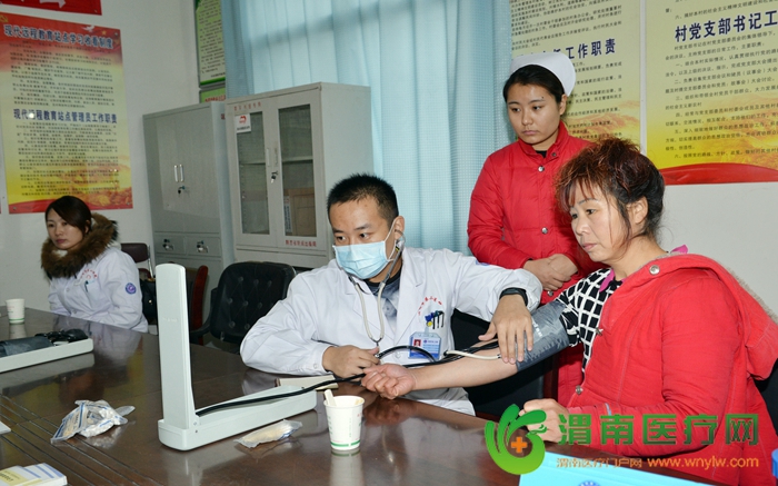 医护人员为村民量血压。记者 杨大君 摄