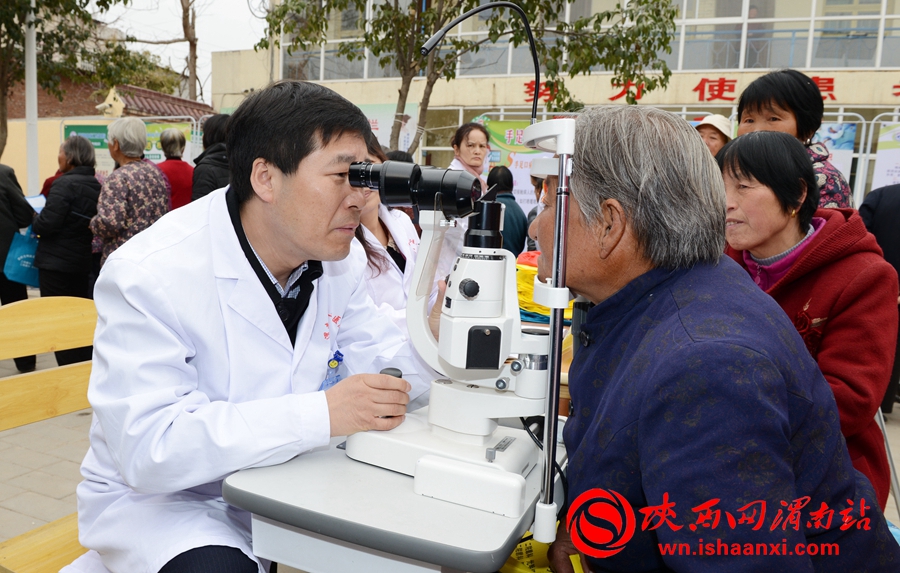 渭南市第二医院院长徐兆宏为村民义诊。记者 许艾学 摄